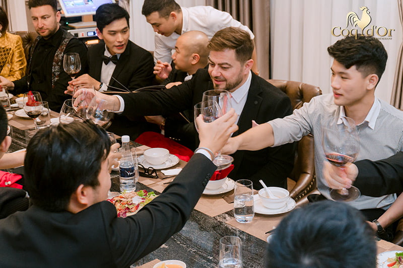 Cùng nâng ly bên bàn tiệc, trò chuyện vui vẻ sẽ là cách nâng cao tình cảm giữa các thành viên doanh nghiệp