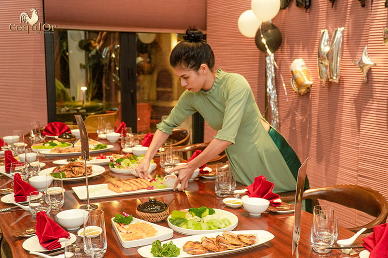 Bên cạnh mang đến những bàn tiệc hấp dẫn với đa dạng món ăn ngon, Tiệc Gà Vàng còn gửi tới khách hàng dịch vụ chuyên nghiệp, nhanh chóng
